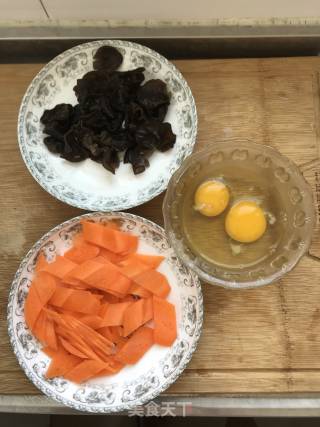 胡萝卜木耳炒鸡蛋的做法步骤：1