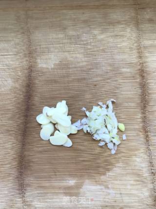 胡萝卜木耳炒鸡蛋的做法步骤：2