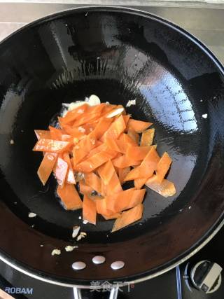胡萝卜木耳炒鸡蛋的做法步骤：5