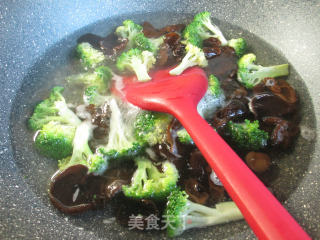 西兰花拌黑木耳的做法步骤：2