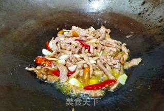 泡椒韭黄肉丝的做法步骤：10