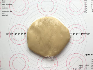 广式豆沙蛋黄月饼的做法步骤：5