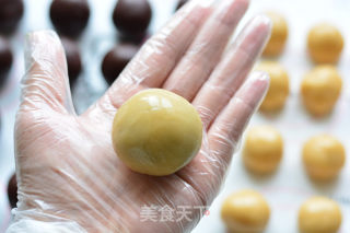 广式豆沙蛋黄月饼的做法步骤：12