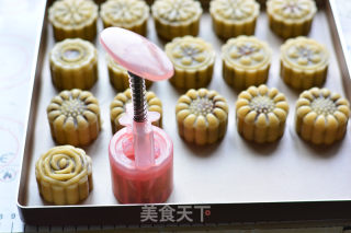 广式豆沙蛋黄月饼的做法步骤：15