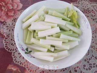 西芹炒肉的做法步骤：2