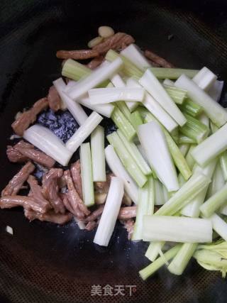 西芹炒肉的做法步骤：5
