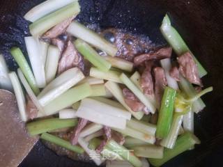 西芹炒肉的做法步骤：6