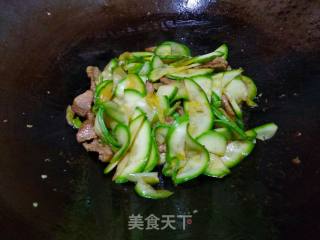 双椒西葫芦炒肉片的做法步骤：15