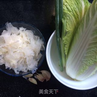 白菜炒银耳的做法步骤：1