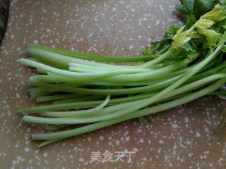 芹菜炒小白仔的做法步骤：4