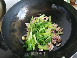 芹菜炒小白仔的做法步骤：8
