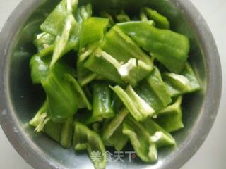 青椒炒火腿肠的做法步骤：3