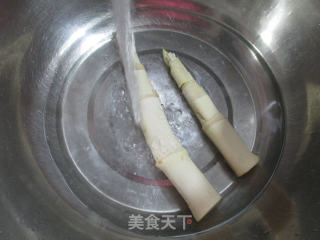 咸鸭蛋鞭笋汤的做法步骤：2