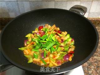 西芹泡椒爆鱿鱼的做法步骤：9