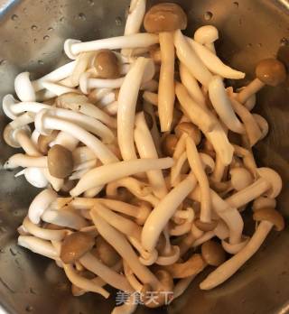 肉炒双菇的做法步骤：1