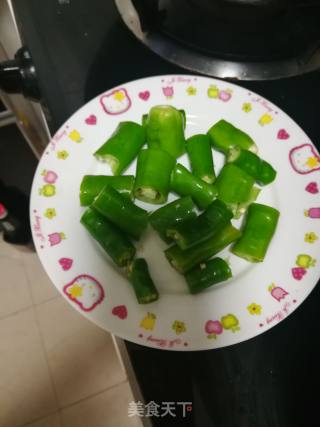 尖椒炒茄子的做法步骤：2