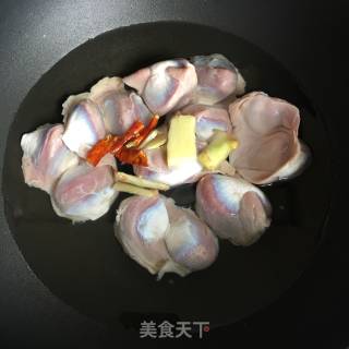 鸭胗炒青椒的做法步骤：1