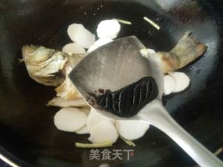 芋头烧鲈鱼的做法步骤：10
