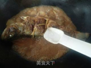 芋头烧鲈鱼的做法步骤：13
