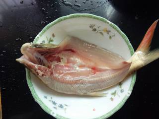 豆瓣酱烧红尾翘嘴鱼的做法步骤：1