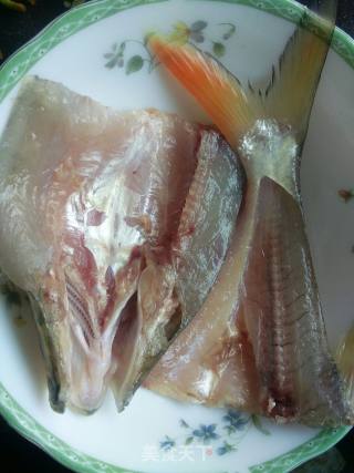 豆瓣酱烧红尾翘嘴鱼的做法步骤：2
