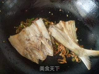 豆瓣酱烧红尾翘嘴鱼的做法步骤：11
