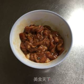 白菜帮炒肉丝的做法步骤：2