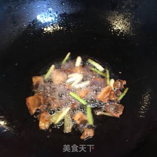 香葱油渣炒包心菜的做法步骤：2