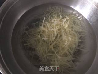 #家常菜#豆豉炝拌土豆丝的做法步骤：1