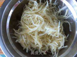#家常菜#豆豉炝拌土豆丝的做法步骤：2