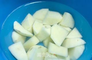 土豆松茸炒鸡腿肉的做法步骤：2