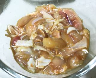 土豆松茸炒鸡腿肉的做法步骤：3