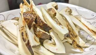土豆松茸炒鸡腿肉的做法步骤：4