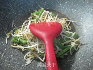 梅豆绿豆芽炒米粉的做法步骤：3