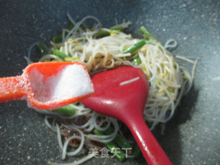 梅豆绿豆芽炒米粉的做法步骤：6