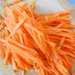 胡萝卜炒粉丝的做法步骤：1