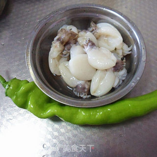尖椒墨鱼仔的做法步骤：1