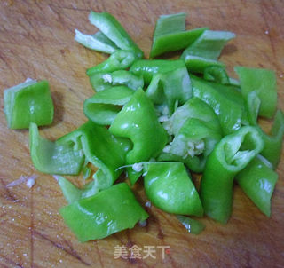 尖椒墨鱼仔的做法步骤：2