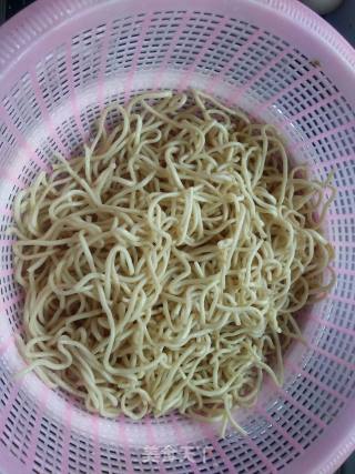 白菜香菇炒热干面的做法步骤：3
