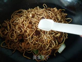 白菜香菇炒热干面的做法步骤：13