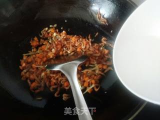 红萝卜炒干小河虾的做法步骤：10