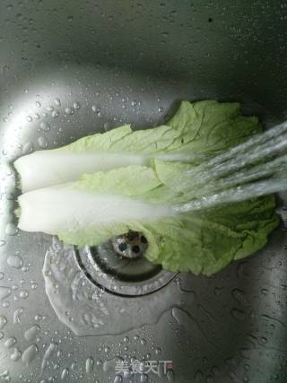白菜热狗炒河粉的做法步骤：1