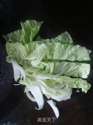 白菜热狗炒河粉的做法步骤：2