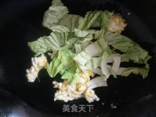 白菜热狗炒河粉的做法步骤：7