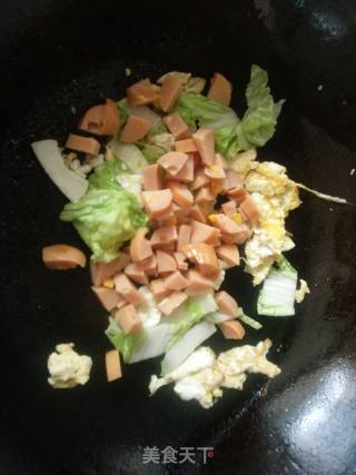 白菜热狗炒河粉的做法步骤：8