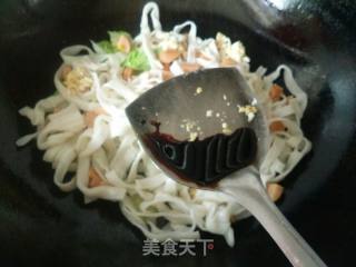 白菜热狗炒河粉的做法步骤：10