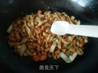 白菜热狗炒河粉的做法步骤：11