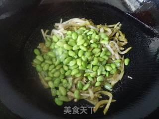 榨菜炒毛豆的做法步骤：6