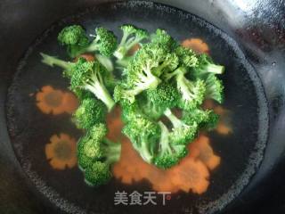 西蓝花胡萝卜炒鸡蛋干的做法步骤：6