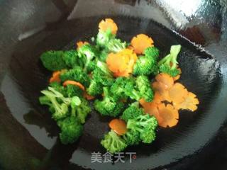 西蓝花胡萝卜炒鸡蛋干的做法步骤：7
